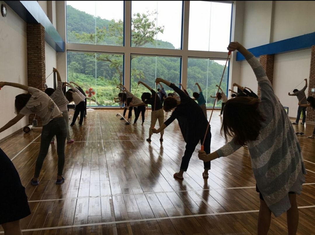 체육관에서 함께 스트레칭하는 임직원들